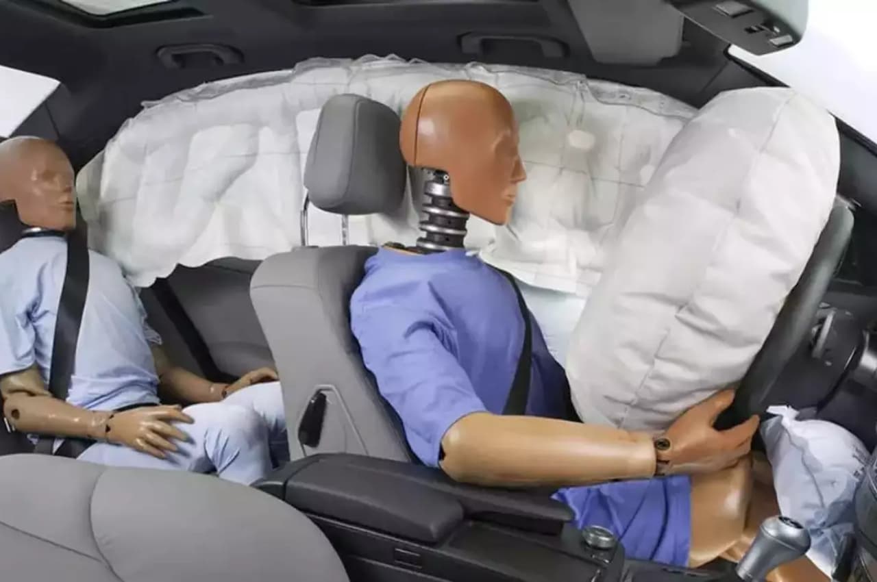 6 Airbags in Cars: कार लेते समय माइलेज के अलावा जरूर पता करें Airbags की संख्या, जानें फायदें