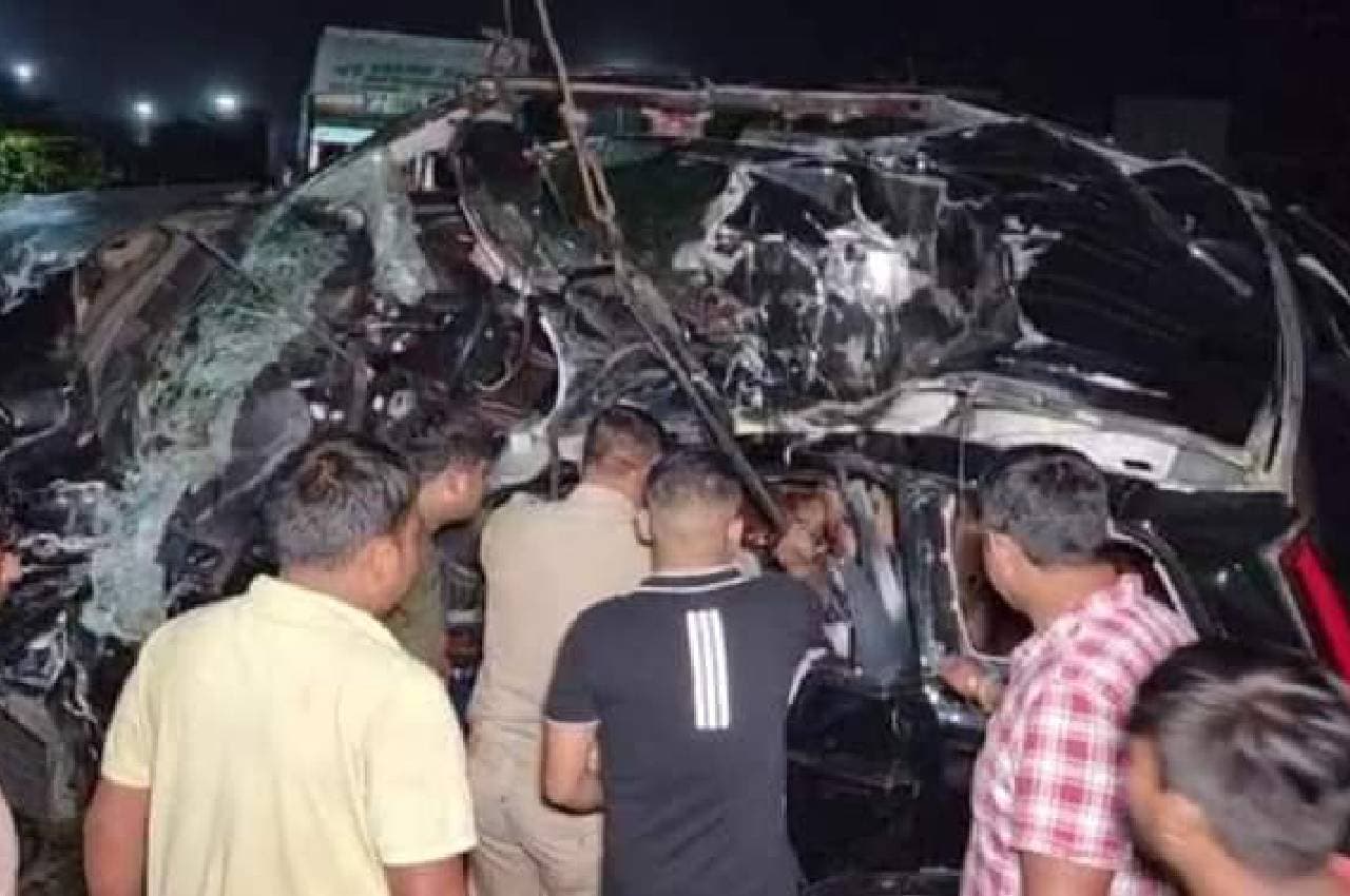 Assam Road Accident: गुवाहाटी के जलुकबारी में डिवाइडर से टकराकर पलटी स्कॉर्पियो, इंजीनियरिंग के 7 छात्रों की मौत