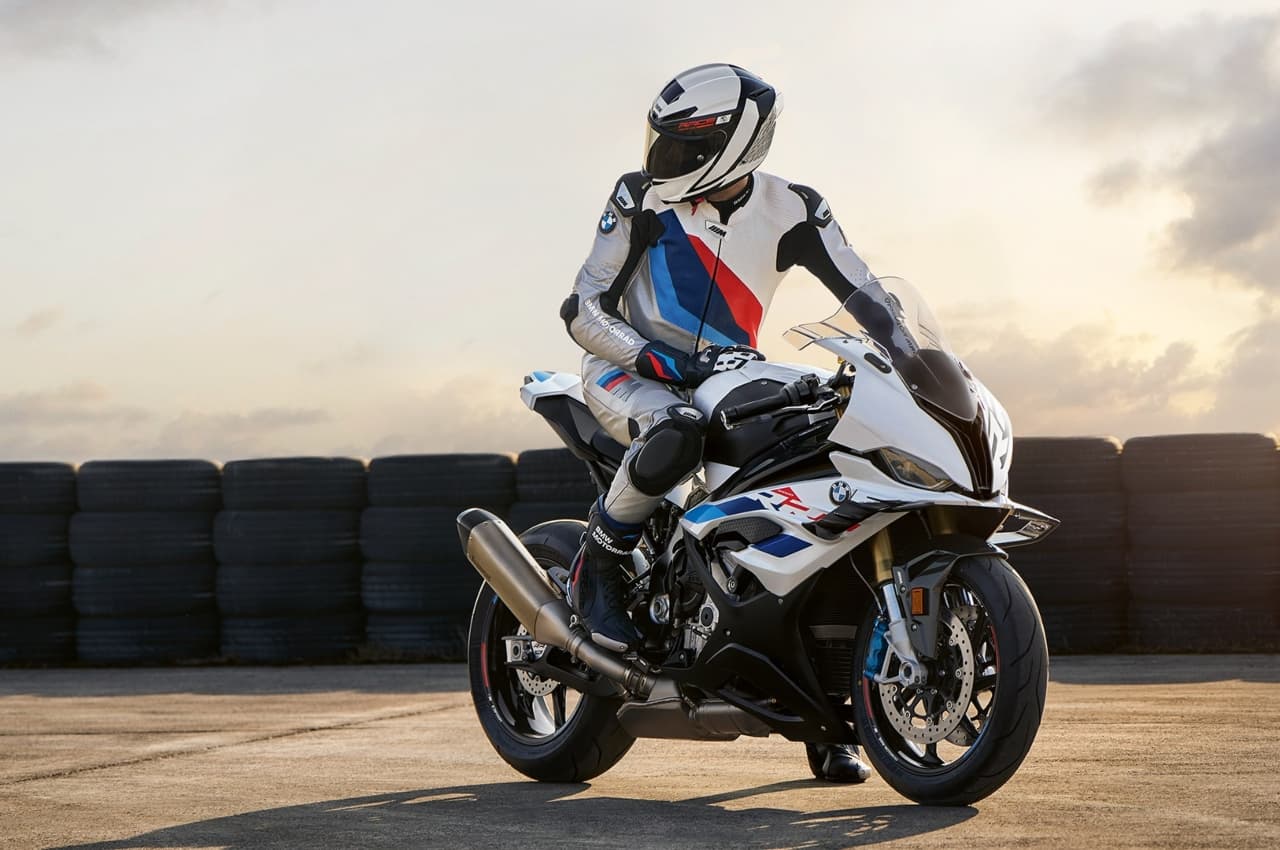 BMW S 1000 RR: डैशिंग लुक्स और जानदार इंजन, युवाओं के दिलों पर राज करती है ये super sports बाइक, जानें कीमत