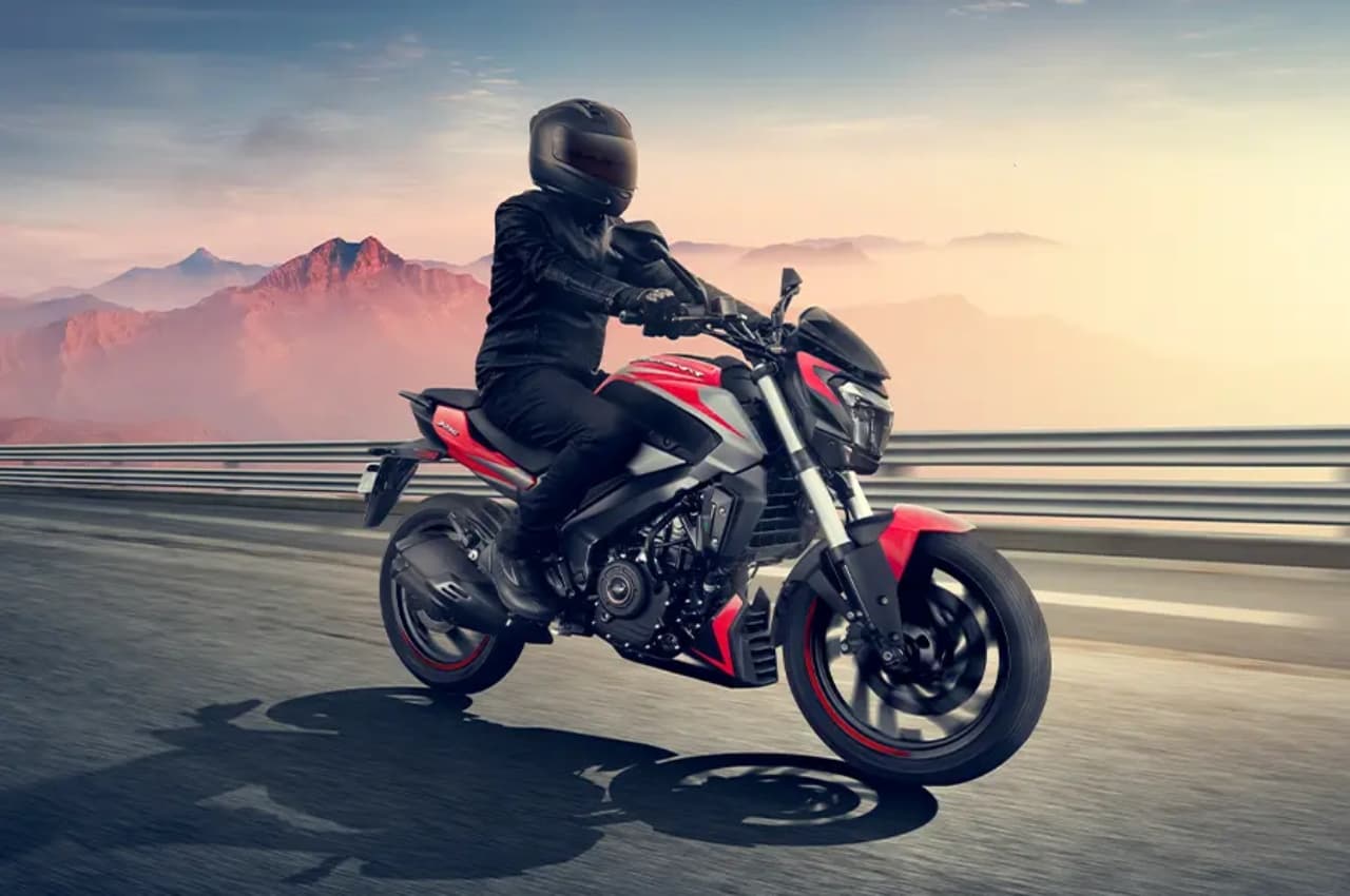 अपने लुक्स और दमदार इंजन से सड़क पर सब पर हावी Bajaj की यह बाइक, जानें कीमत और माइलेज