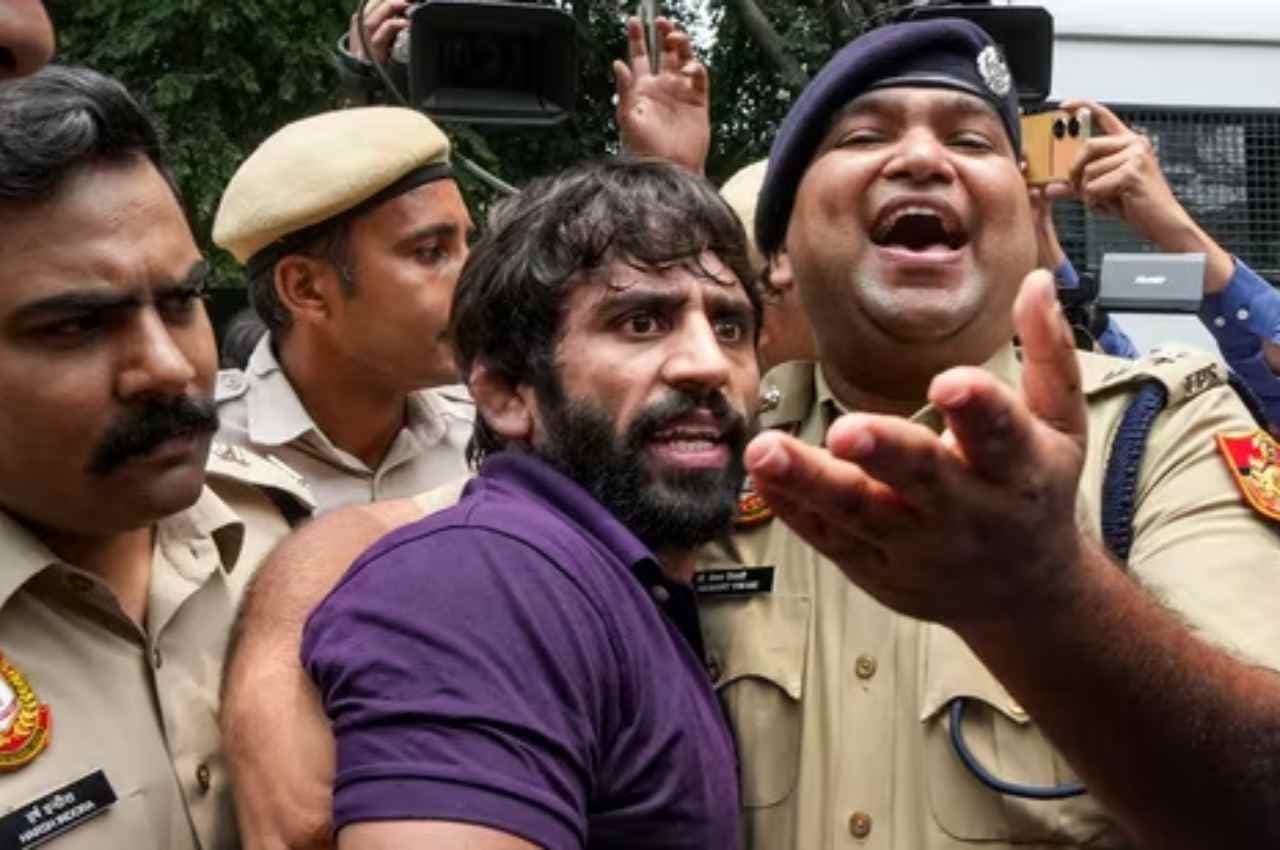 'कहां आना है...?', गोली मारने की चेतावनी के बाद बजरंग ने पूर्व आईपीएस अधिकारी को ललकारा