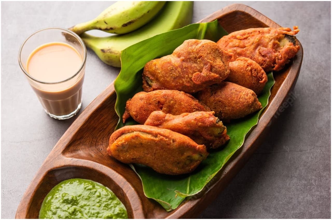Banana Pakoda Recipe: कुछ अलग खाने का है मन तो ट्राई करें 'केले के पकौड़े', जानें विधि