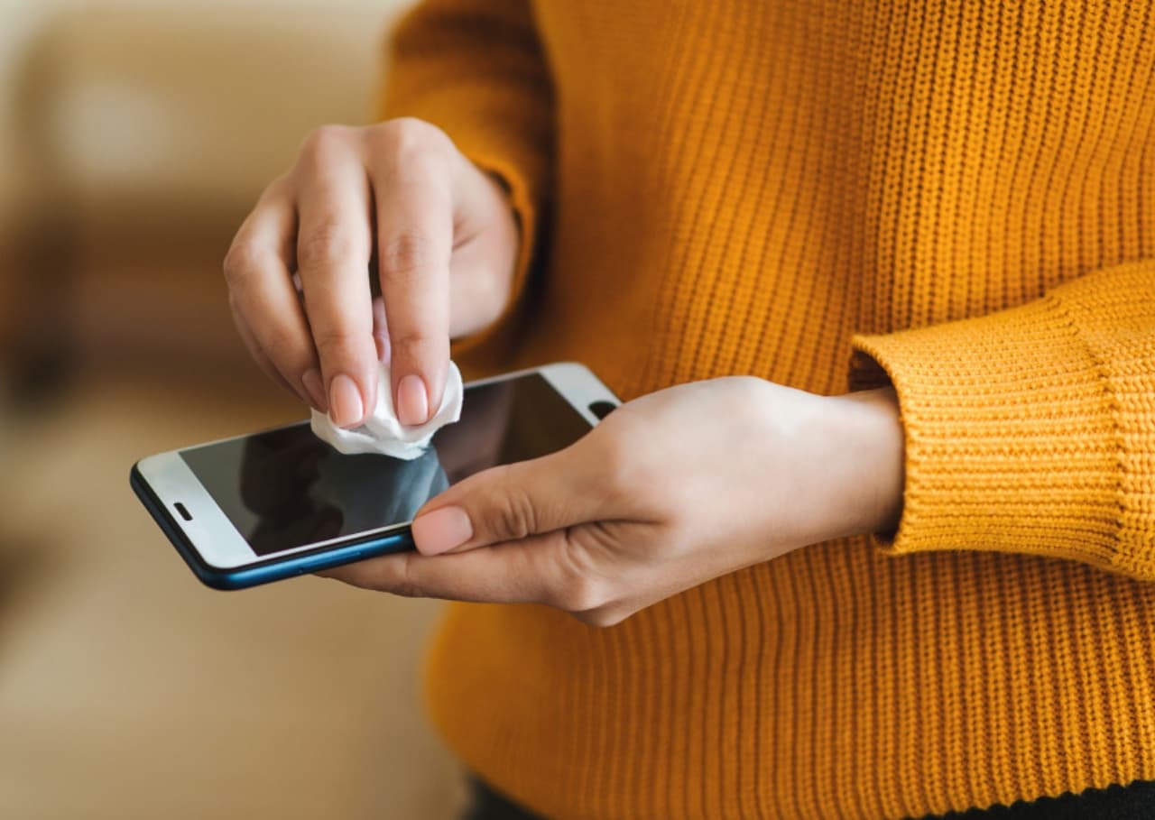 Best Cleaning Smartphone Tips: भूलकर भी ऐसे ना करें फोन साफ, हो सकता है डैमेज!
