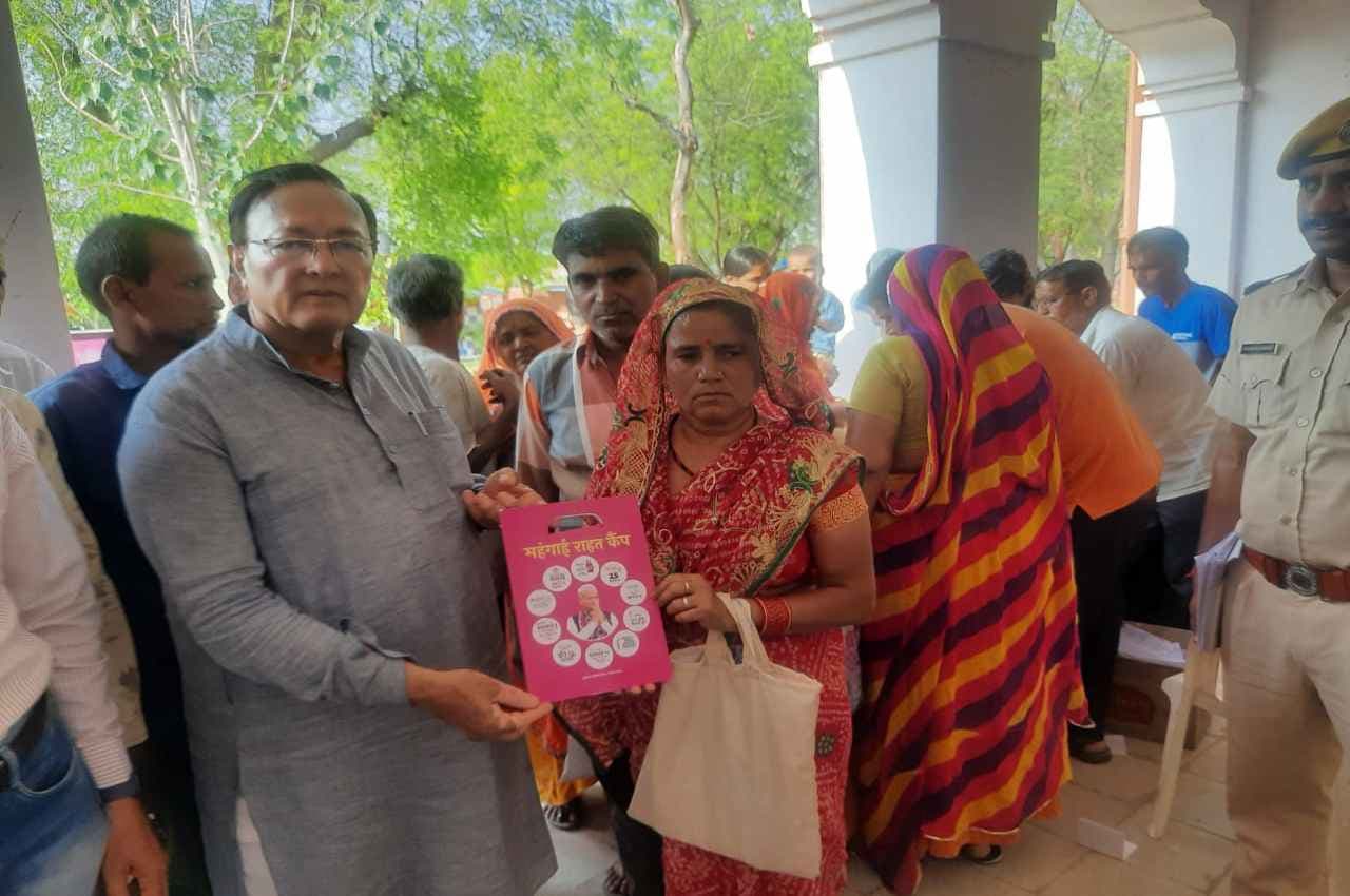 बीकानेर में शिक्षा मंत्री बीडी कल्ला ने किया महंगाई राहत कैंपों का निरीक्षण, लाभार्थियों को दिए गारंटी कार्ड