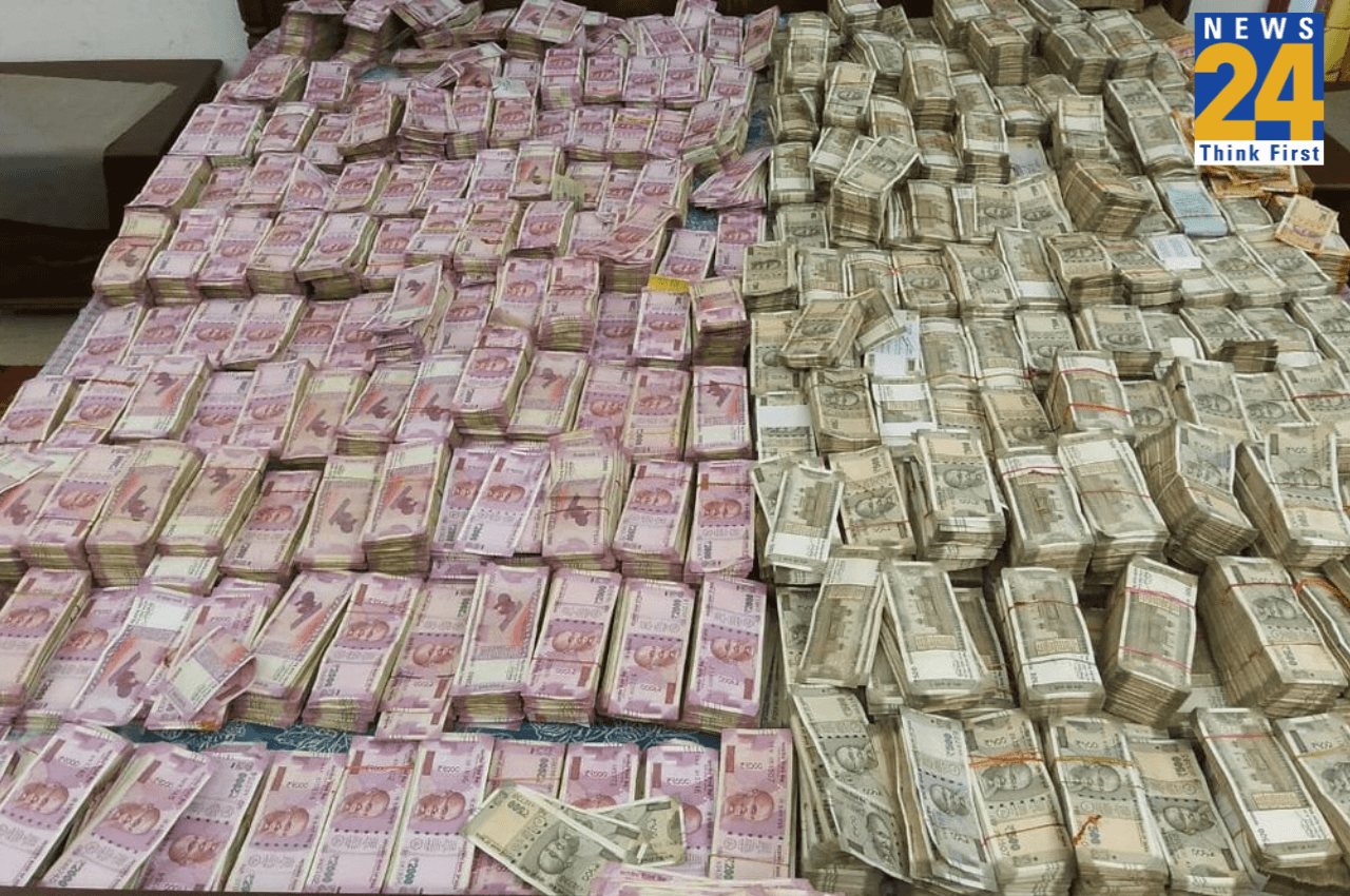 CBI Raid: नोटों के बंडल से भर गया डबल बेड, WAPCOS के पूर्व CMD के ठिकाने से 20 करोड़ कैश बरामद, देखें VIDEO