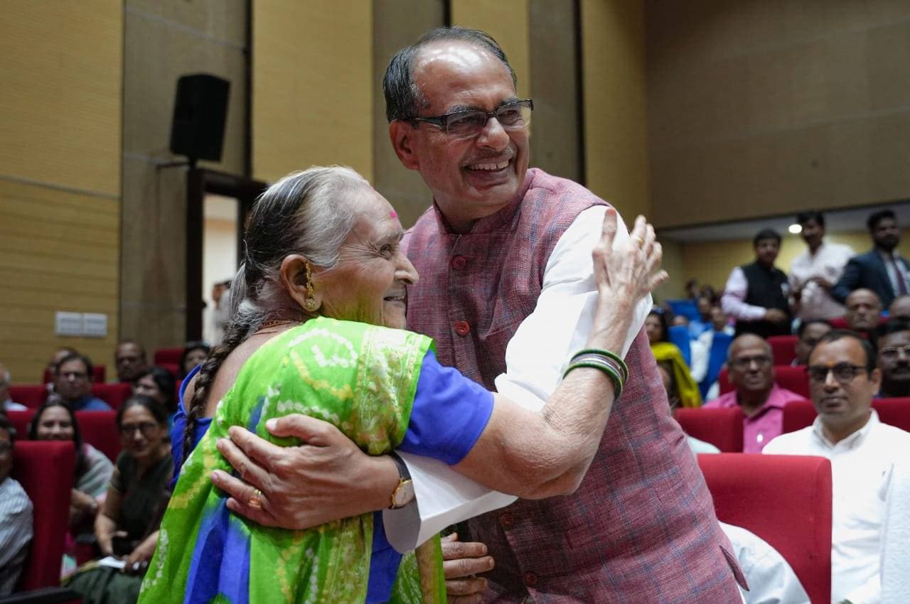 CM शिवराज ने अपनी शिक्षिकाओं से लिया आशीर्वाद, कहा-आज ऐसा लगा कि बचपन लौट आया है