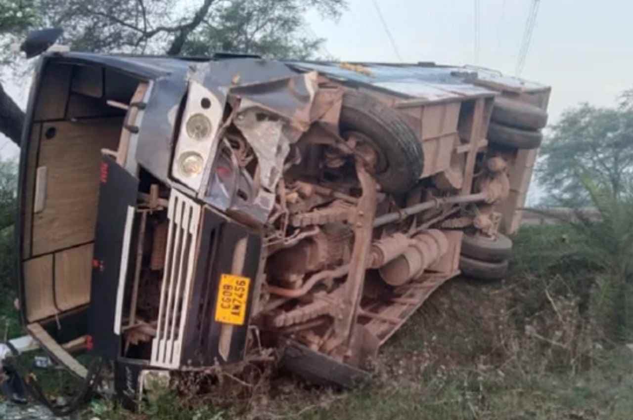 Chhattisgarh: बालोद में पलटी बस, कांच तोड़कर बाहर निकले लोग, 15 घायल