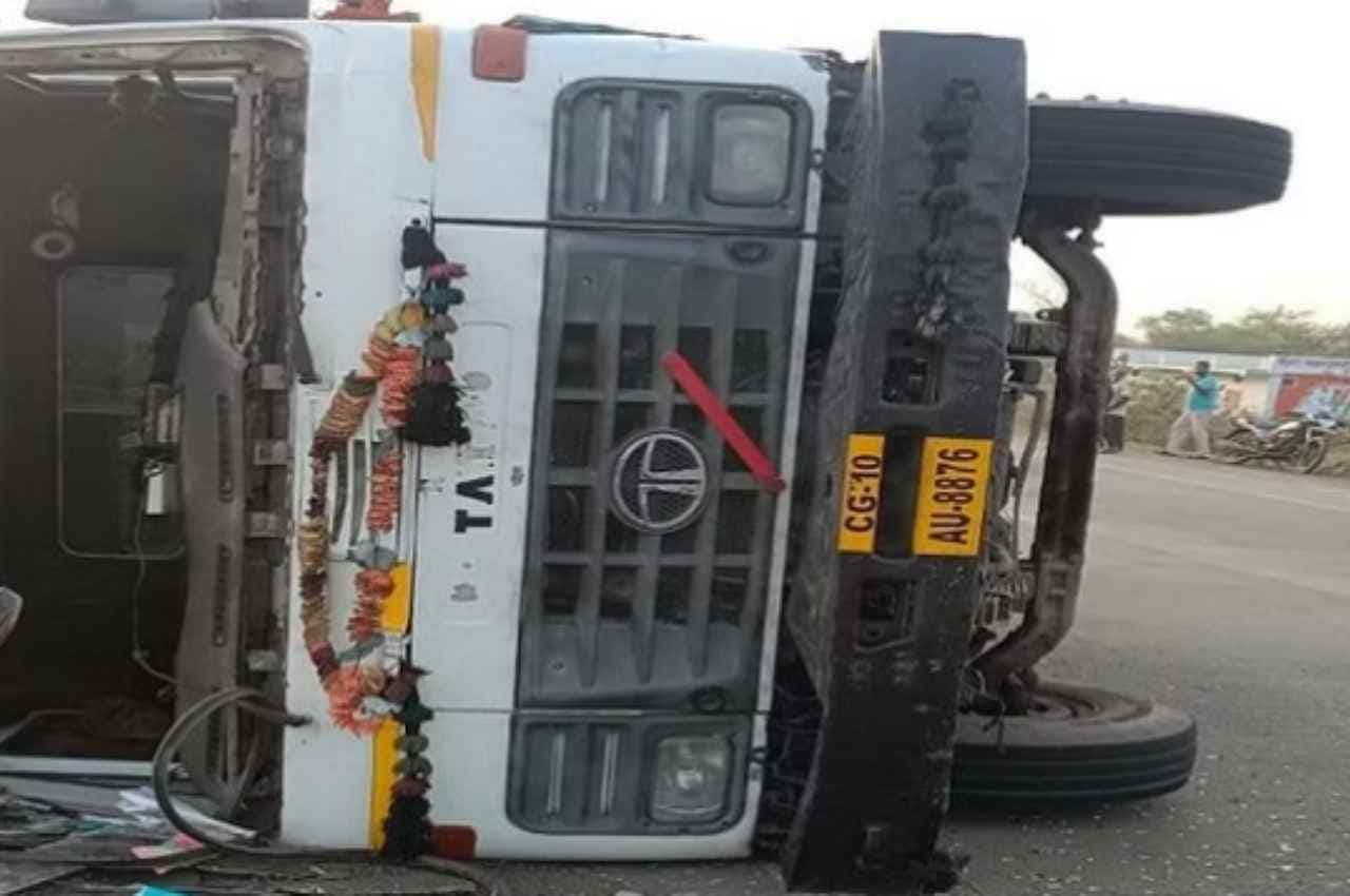 Chhattisgarh: हाईवा ने बाइक सवारों को मारी टक्कर, एक युवक की मौत, दो की हालत गंभीर