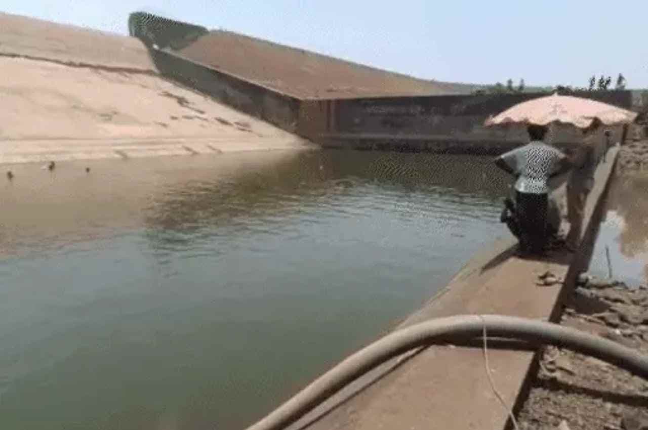 Chhattisgarh: जलाशय में गिर गया महंगा फोन, अफसर ने पंप लगाकर कराई उड़ाही, बहा दिए 21 लाख लीटर पानी