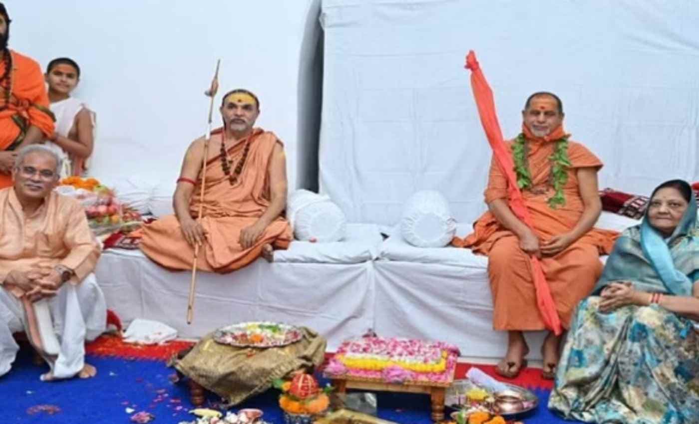 Chhattisgarh: CM आवास पहुंचे शंकराचार्य, मुख्यमंत्री भूपेश ने किया स्वागत