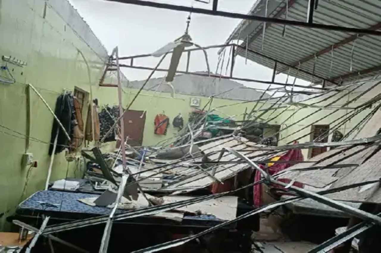 Chhattisgarh News: बस्तर में CRPF जवानों के लिए आफत बनी बारिश, बैरक की छत टूटने 11 जवान घायल