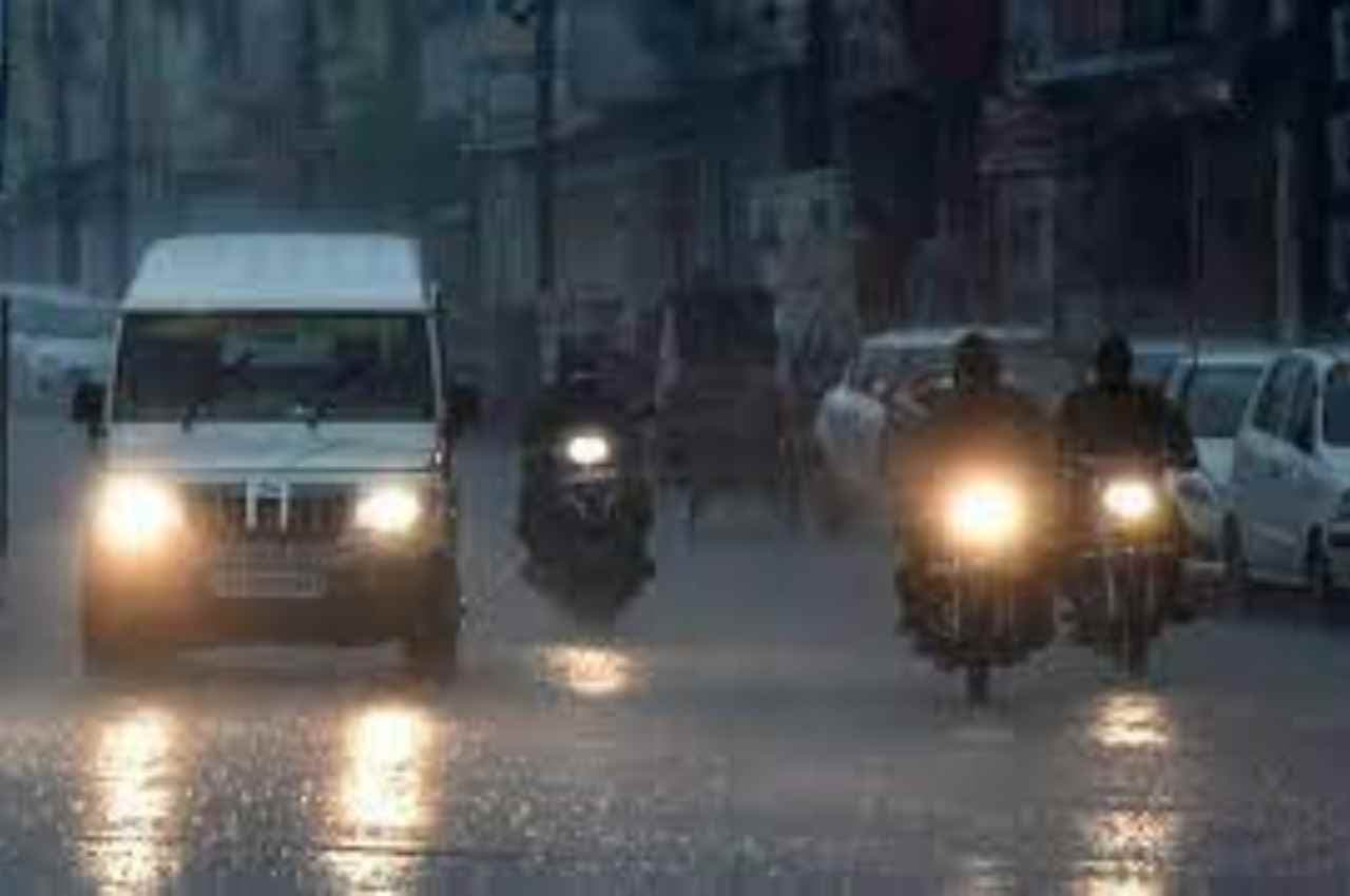 Chhattisgarh Weather: सुहाना हुआ मौसम, तेज आंधी के साथ हुई जोरदार बारिश