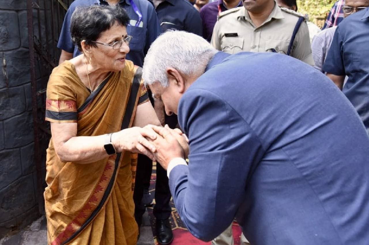 55 साल बाद जब उपराष्ट्रपति जगदीप धनखड़ पहुंचे अपने टीचर के घर, जानें कैसा था उनका रिएक्शन