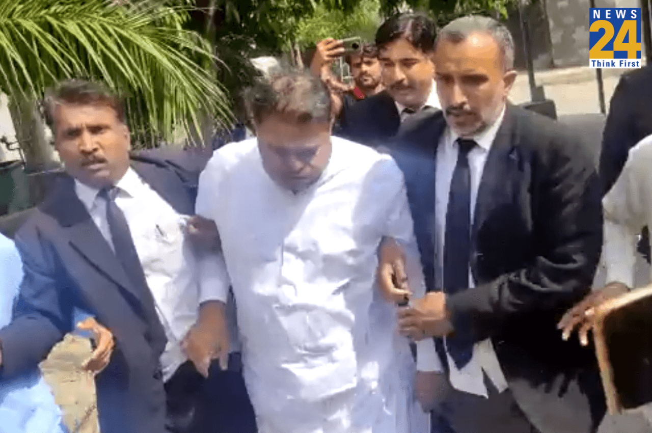 Fawad Chaudhry VIDEO: पाकिस्तान के पूर्व मंत्री फवाद चौधरी की हालत हुई पतली, पुलिस को देख कार छोड़कर हाईकोर्ट की तरफ भागे