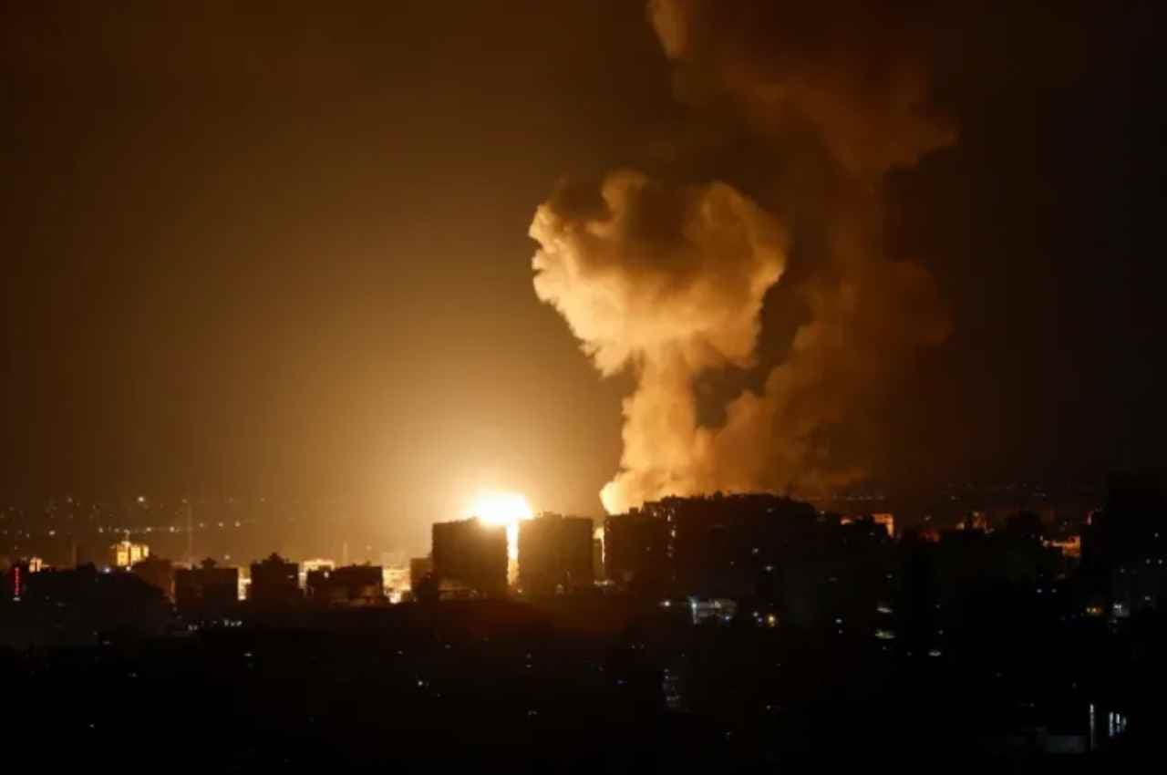 Israeli: जवाबी कार्रवाई करते हुए इजरायली जेट विमानों ने गाजा में हमास के शिविर पर किया हमला