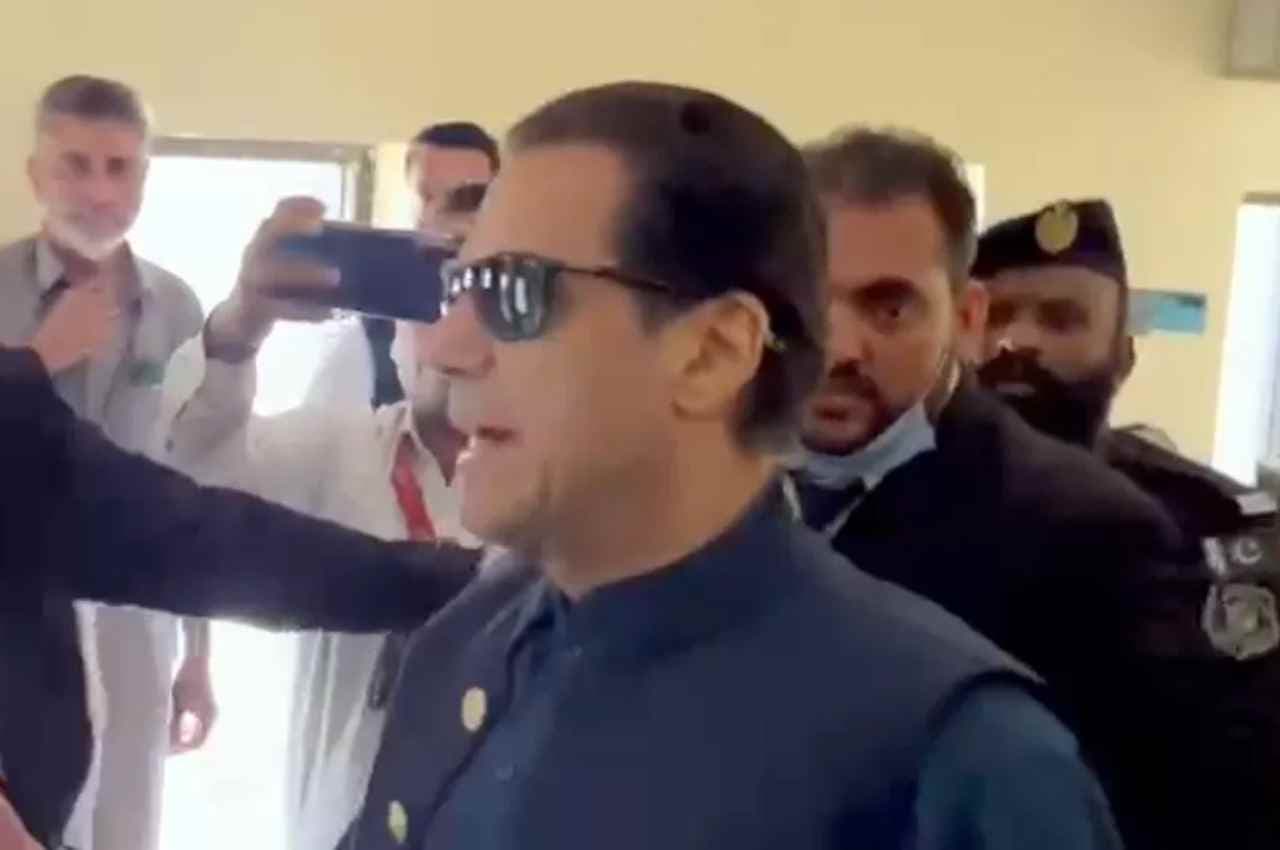 Imran Khan Arrest: इमरान खान की जमानत मंजूर, फिर भी गिरफ्तारी का डर