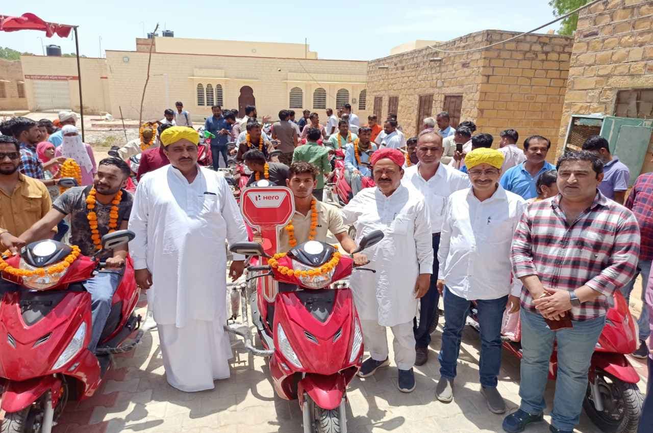 अल्पसंख्यक मंत्री ने जैसलमेर में विशेष योग्यजनों को वितरित की स्कूटी, दिव्यांगों ने सरकार का जताया आभार