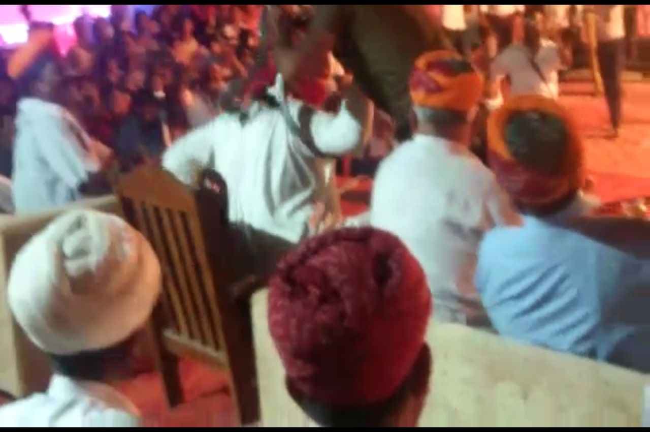 Jaisalmer News: मंत्री शाले मोहम्मद के गले में सपेरे ने की सांप डालने की कोशिश, डरकर जगह से उठ गए मंत्री