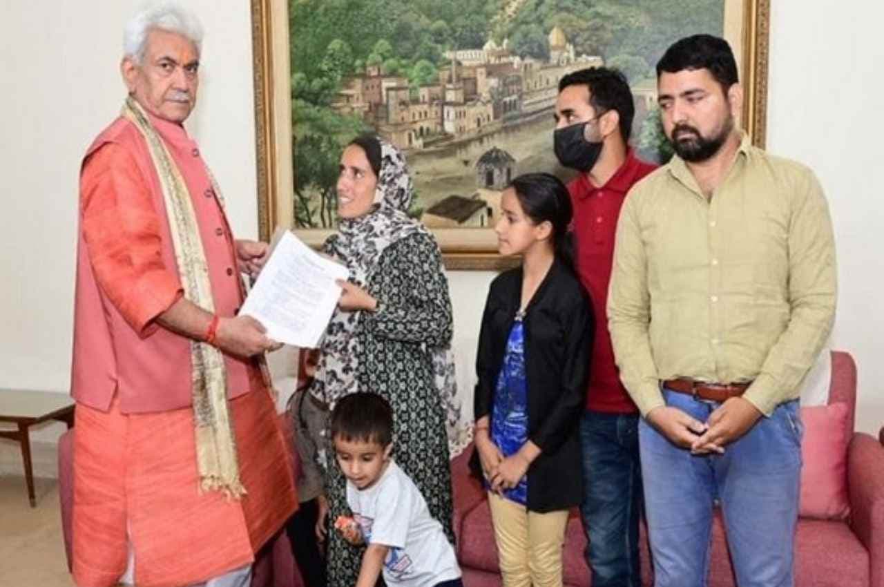 जम्मू-कश्मीर: एलजी मनोज सिन्हा ने आतंकी हमले में मारे गए कश्मीरी पंडित की विधवा को नियुक्ति पत्र सौंपा