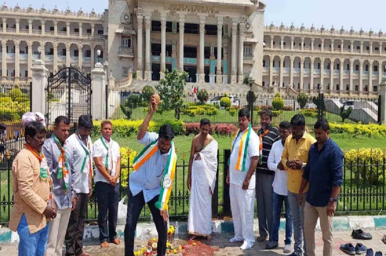 कर्नाटक कांग्रेस के कार्यकर्ताओं ने गौमूत्र से साफ किया विधानसभा, डीके शिवकुमार ने किया था वादा