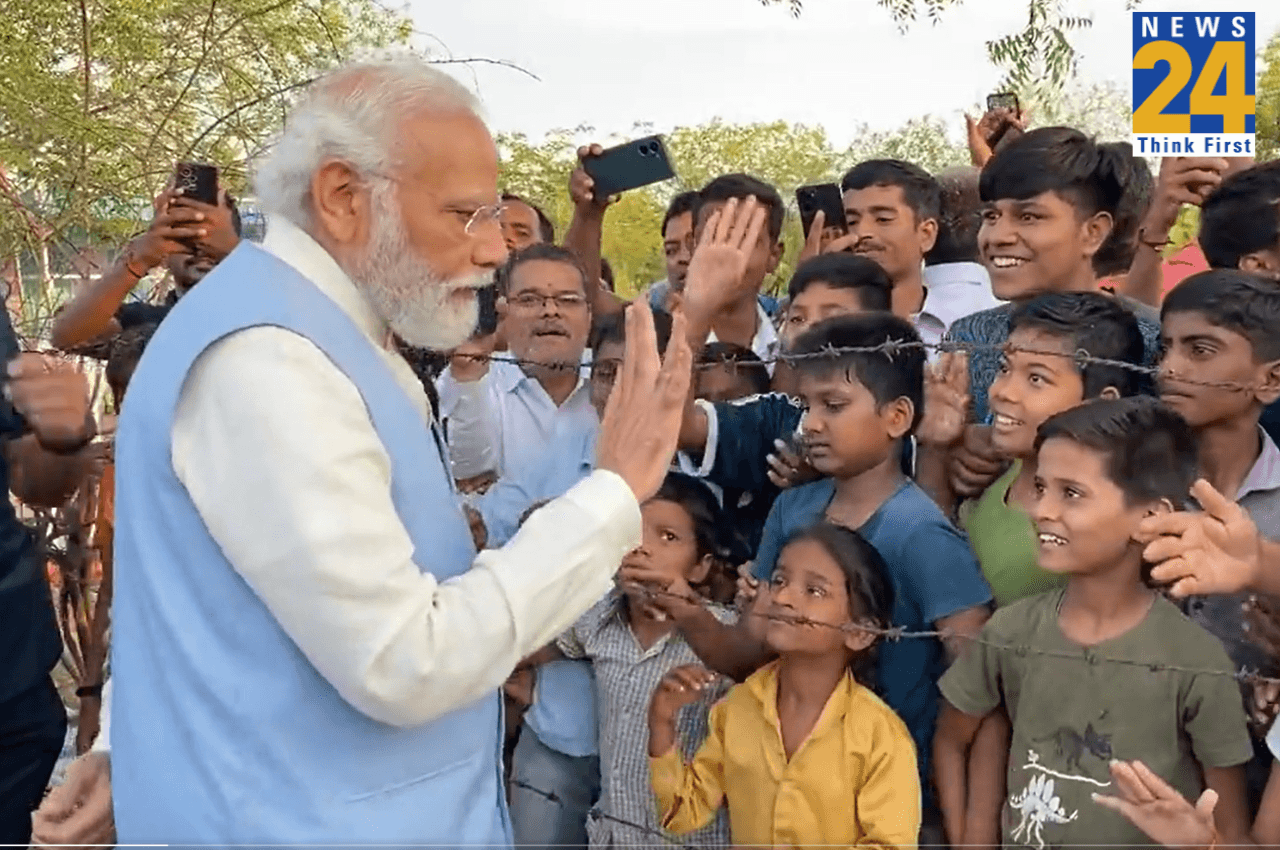 Karnataka Election: कलबुर्गी में प्रधानमंत्री का रोड शो, बच्चों के बीच पहुंचे मोदी; पूछा- बड़े होकर क्या बनोगे,  PM बनने का मन करता है? मिला ये जवाब