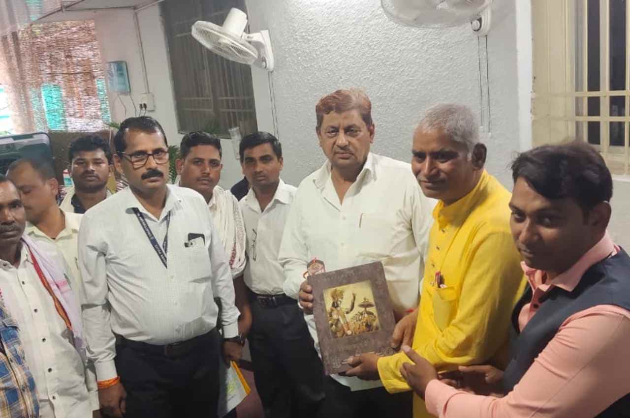 कवर्धा: कैबिनेट मंत्री मोहम्मद अकबर को भेंट की गई डिजिटल भगवद-गीता