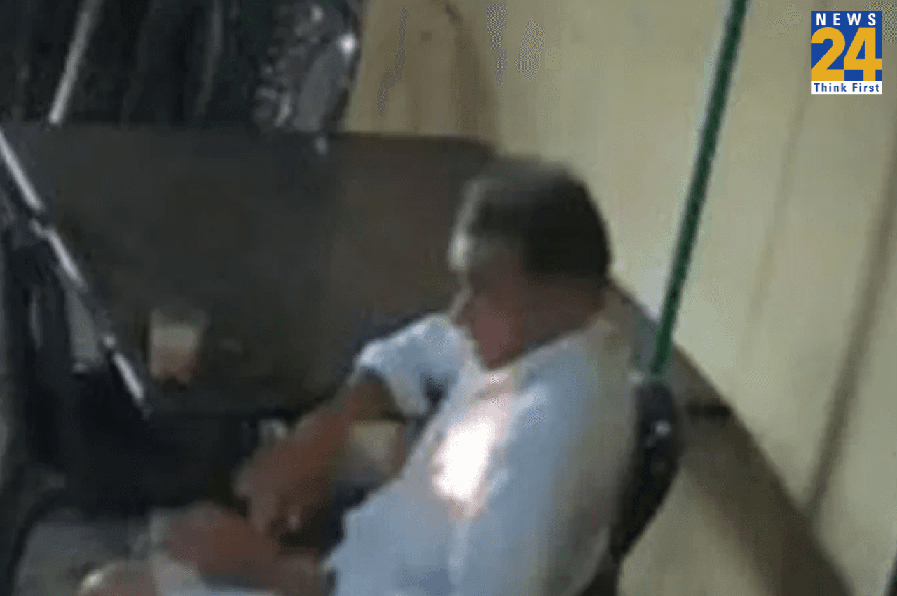 Watch Video: शर्ट की जेब में फटा मोबाइल, धधक उठी आग, केरल का 76 वर्षीय शख्स बाल-बाल बचा