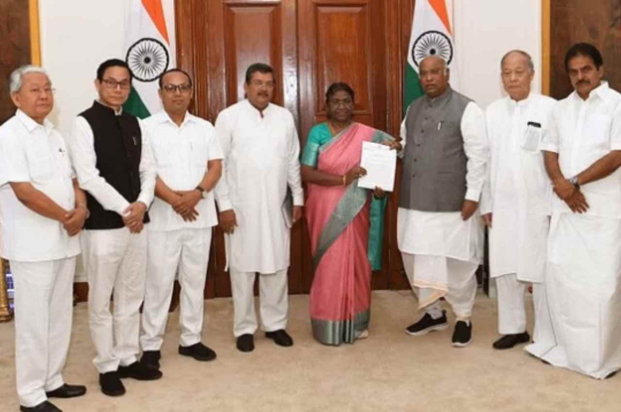 Manipur Violence: कांग्रेस नेताओं ने राष्ट्रपति मुर्मू से की मुलाकात; मणिपुर हिंसा की न्यायिक जांच की मांग