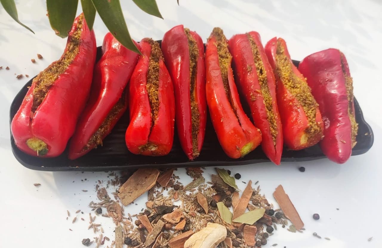 Mirch ka Achar: मिनटों में घर पर बनाएं मोटी मिर्च का अचार, जानें रेसिपी