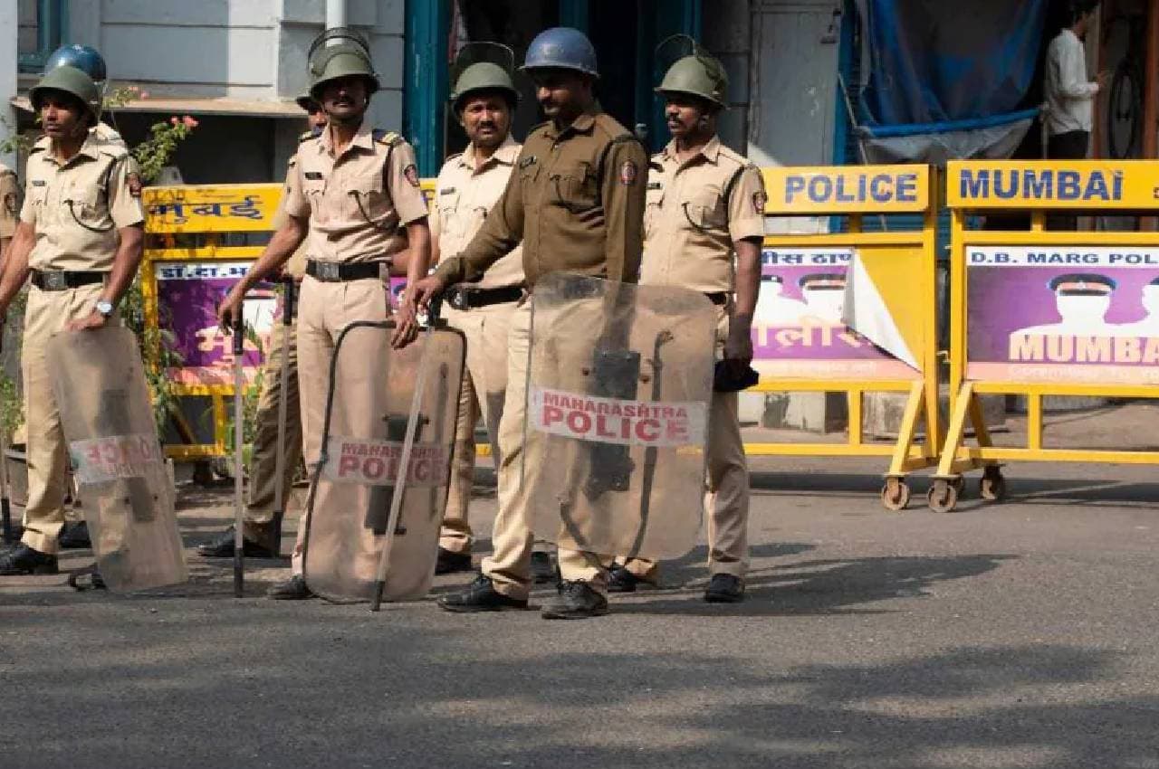 नवी मुंबई में शख्स ने व्हाट्सऐप प्रोफाइल पिक्चर में लगाई औरंगजेब की फोटो, पुलिस ने दर्ज किया मामला