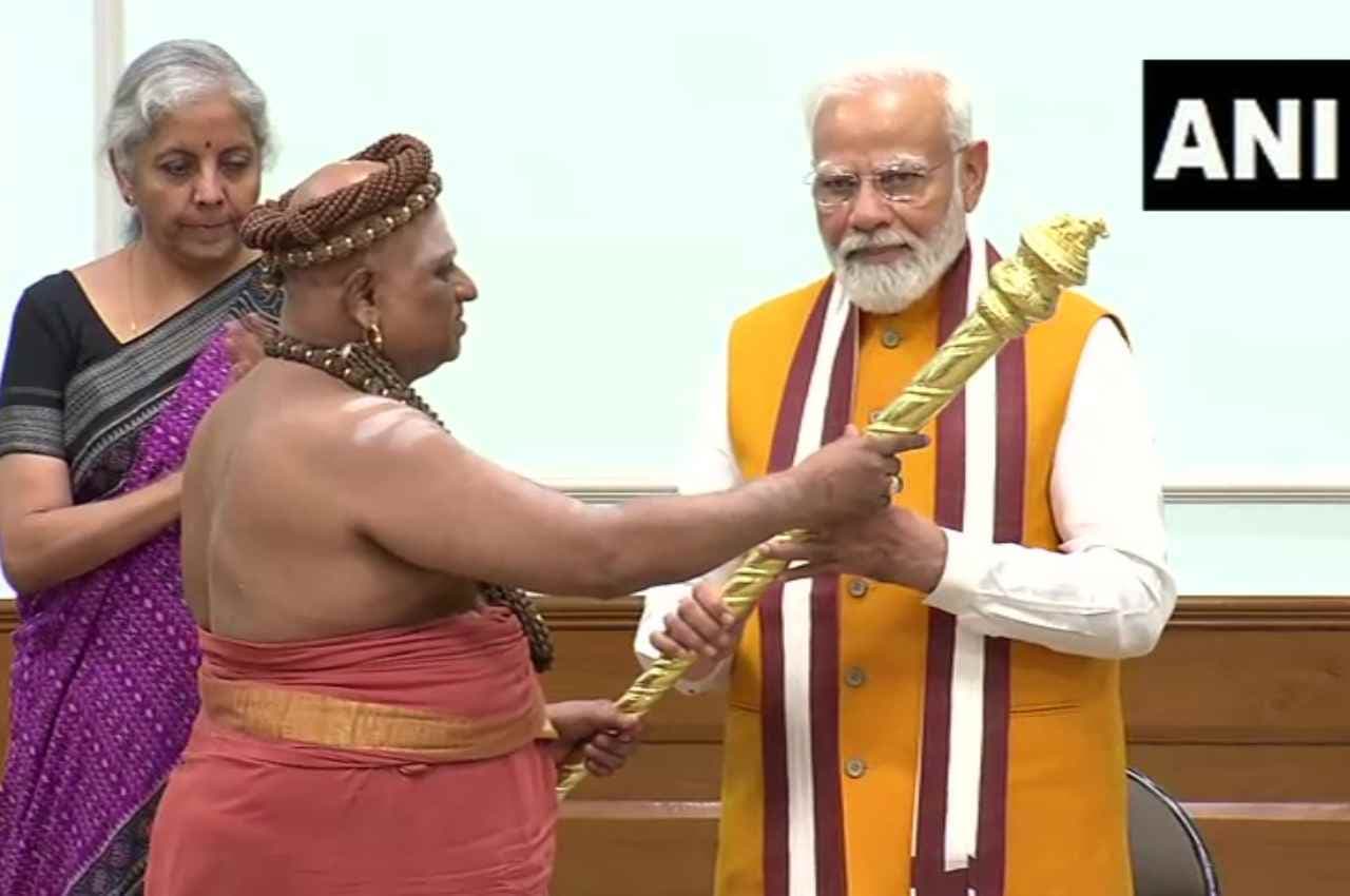 नए संसद भवन के उद्घाटन से पहले अधीनम महंत ने पीएम मोदी को सौंपा सेंगोल