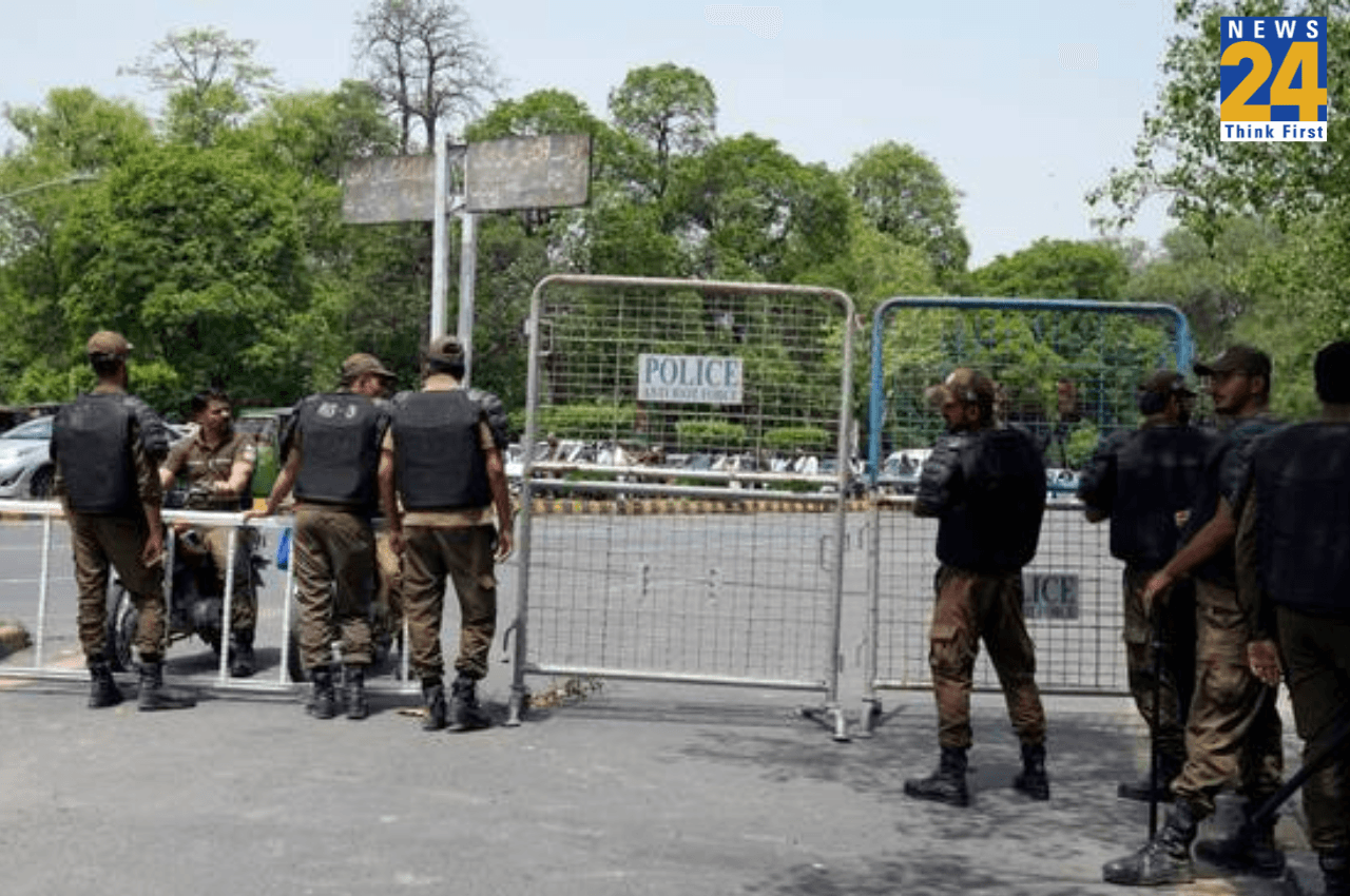 Pakistan News: पूर्व पीएम इमरान खान के घर के बाहर हलचल बढ़ी, छापेमारी के लिए 400 पुलिसवाले मुस्तैद, मिला सर्च वारंट