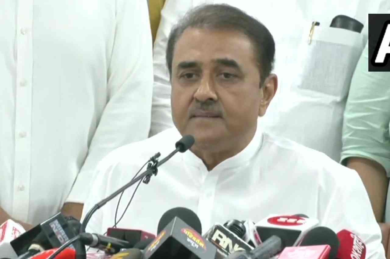 NCP की कोर कमेटी ने शरद पवार के इस्तीफे को किया खारिज, आम चुनाव तक पार्टी चीफ रहने का अनुरोध