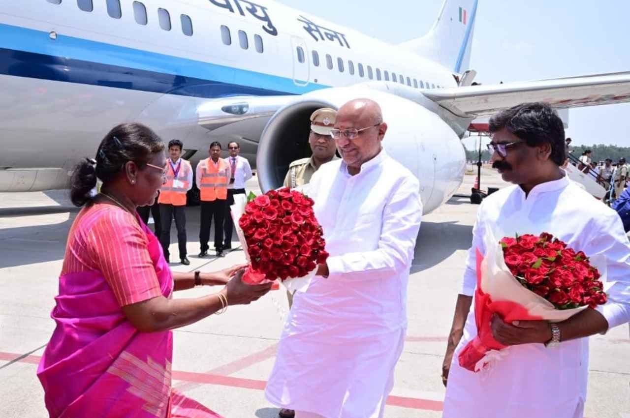 झारखंड के दौरे पर राष्ट्रपति द्रौपदी मुर्मू, देवघर के बाद रांची पहुंची, स्वागत के लिए एयरपोर्ट पहुंचे मुख्यमंत्री हेमंत सोरेन