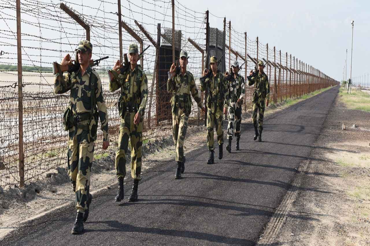 Rajasthan News: बाड़मेर में बाॅर्डर पार करने की कोशिश कर रहे 2 घुसपैठिए ढेर, BSF की बड़ी कार्रवाई