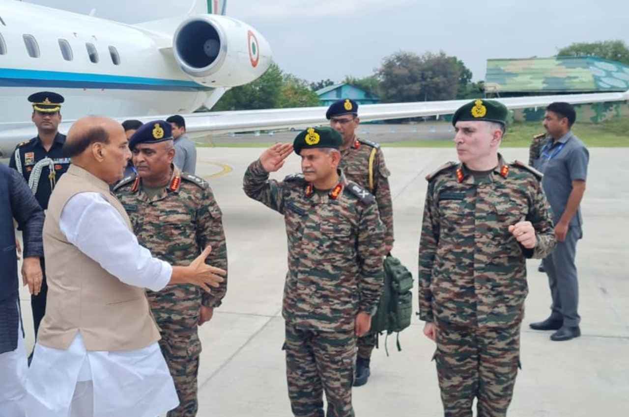 Rajouri Encounter: आतंकियों के खिलाफ जारी ऑपरेशन के बीच राजौरी पहुंचे रक्षा मंत्री राजनाथ सिंह, ग्राउंड जीरो पर आर्मी कमांडर मौजूद