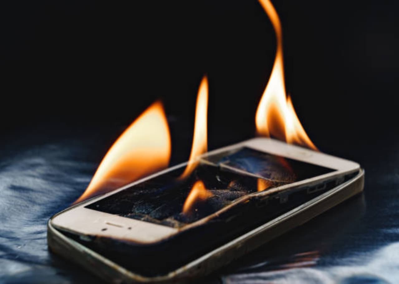 Smartphone Tips: तुरंत छोड़ दें ये आदतें, वरना कभी भी फट सकता है आपका फोन!
