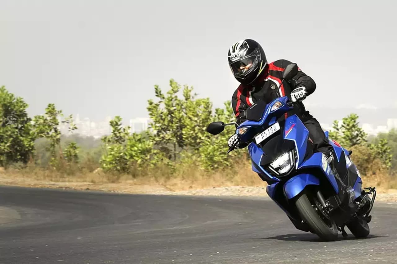 स्मार्ट कलर ऑप्शन और संकरी जगहों पर चलाना आसान, जानें Suzuki के इस हाई माइलेज स्कूटर की कीमत