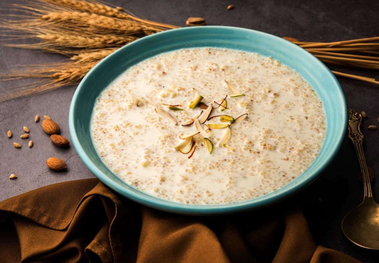 Sweet Dalia Recipe: मिनटों में बनाएं हेल्दी मीठा दलिया, जानें आसान रेसिपी