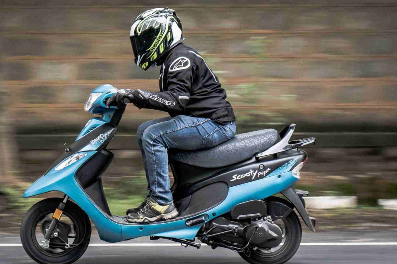 Sleek डिजाइन, संकरी जगहों पर चलाना आसान, TVS के इस स्कूटर की कीमत 66 हजार से भी कम
