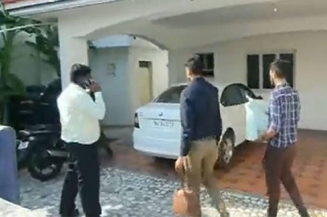 Tamil Nadu IT Raids: तमिलनाडु के मंत्री के ठिकानों पर आयकर की छापेमारी, DMK कार्यकर्ताओं और अफसरों के बीच झड़प