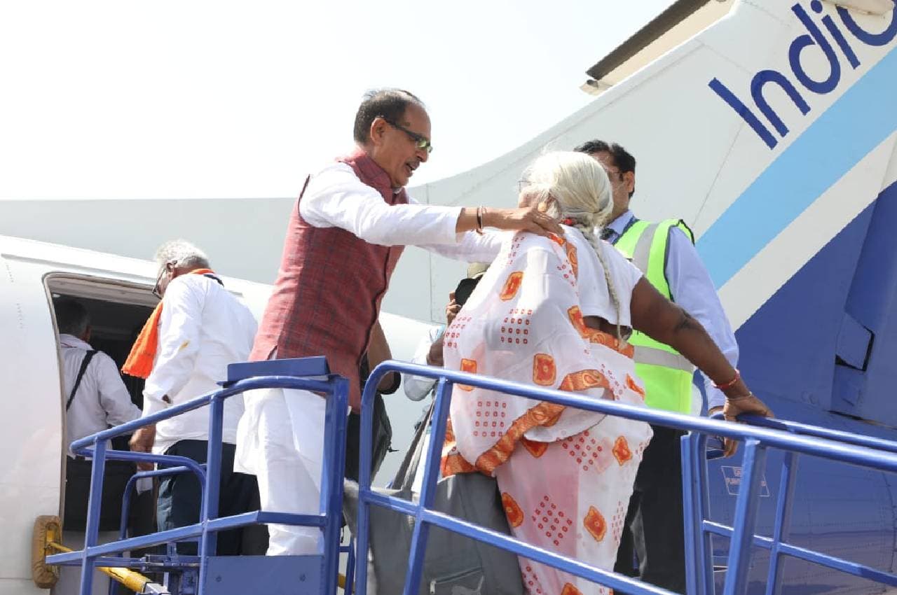 CM शिवराज ने बुजुर्गों को प्लेन में बैठाकर भोपाल से प्रयागराज किया रवाना, कमलनाथ ने साधा निशाना