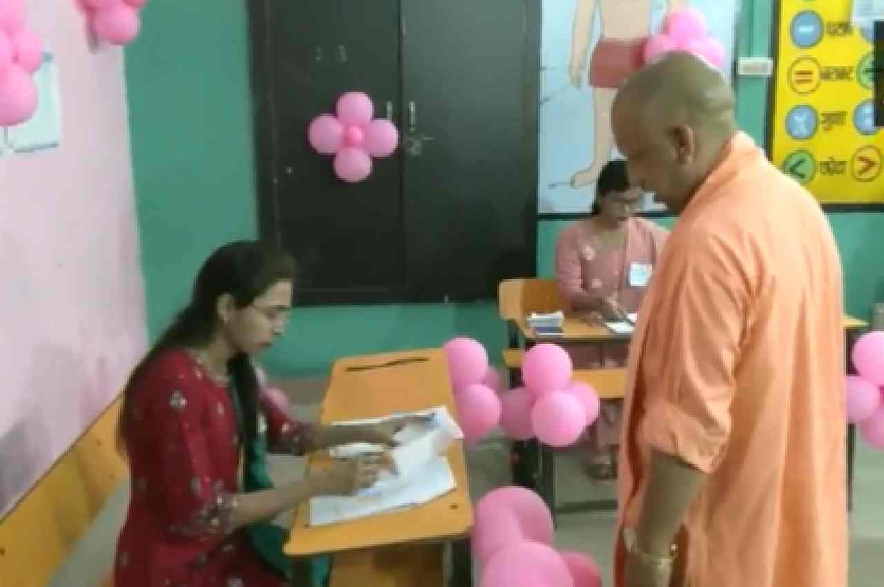 UP Municipal Elections Live Updates: यूपी के 37 जिलों में वोटिंग जारी, लखनऊ में रक्षामंत्री राजनाथ सिंह ने डाला वोट