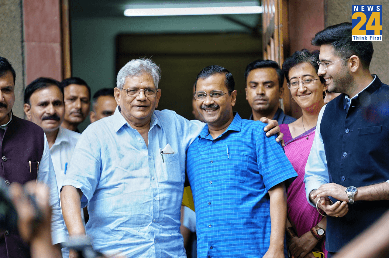 Centre's Ordinance: केंद्रीय अध्यादेश के खिलाफ केजरीवाल को मिला सीताराम येचुरी का समर्थन, दिल्ली हत्याकांड पर किया अहम ऐलान