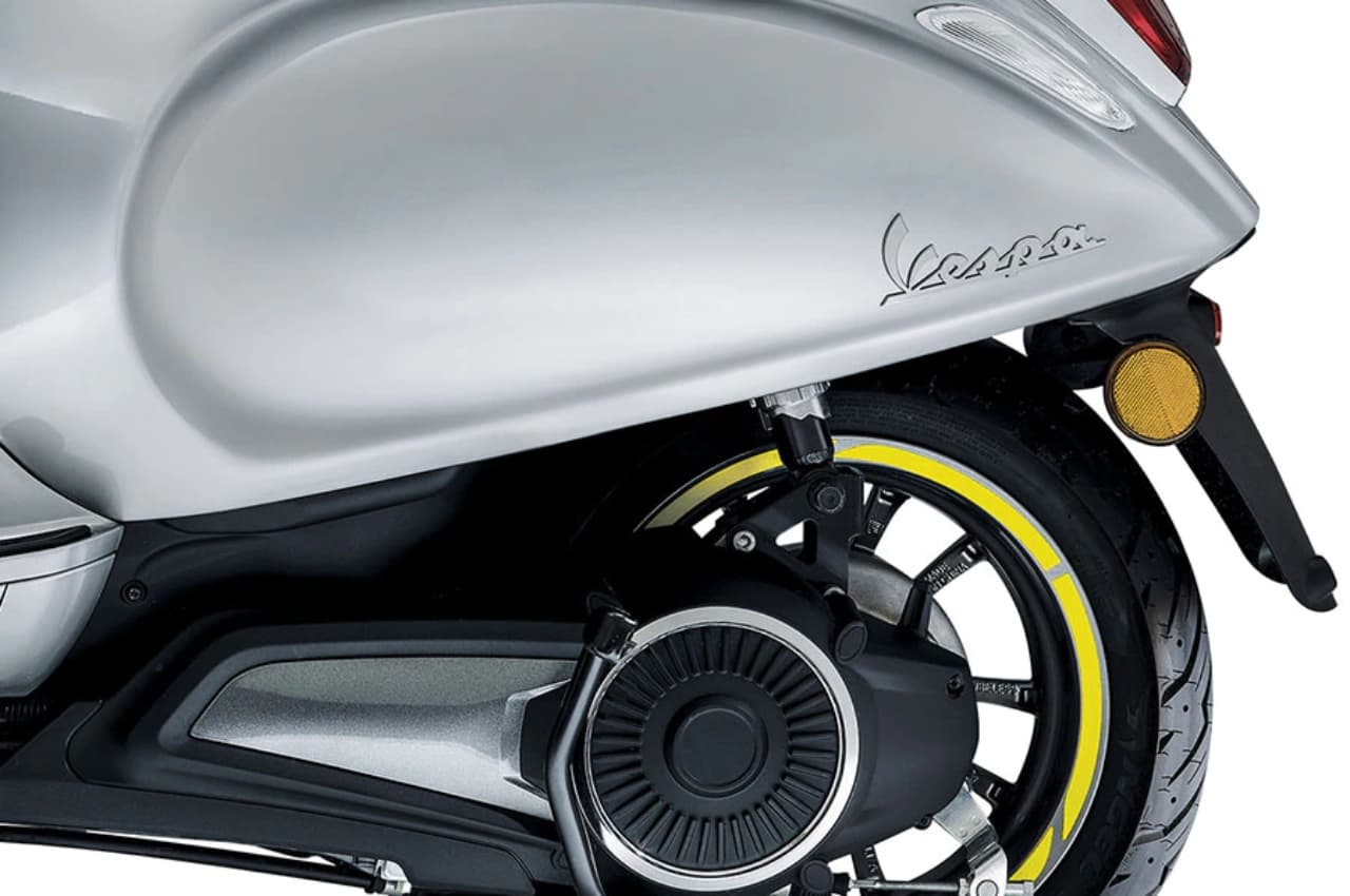 Vespa Elettrica: 3 घंटे में फुल चार्ज और 100 km की ड्राइविंग रेंज, जानें इस फ्यूचरिस्टिक स्कूटर के फीचर्स