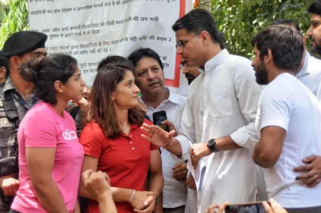 Wrestlers Protest: पहलवानों के बीच पहुंचे सचिन पायलट, जंतर-मंतर पर विनेश फोगाट, साक्षी मलिक और बजरंग पूनिया से की बात