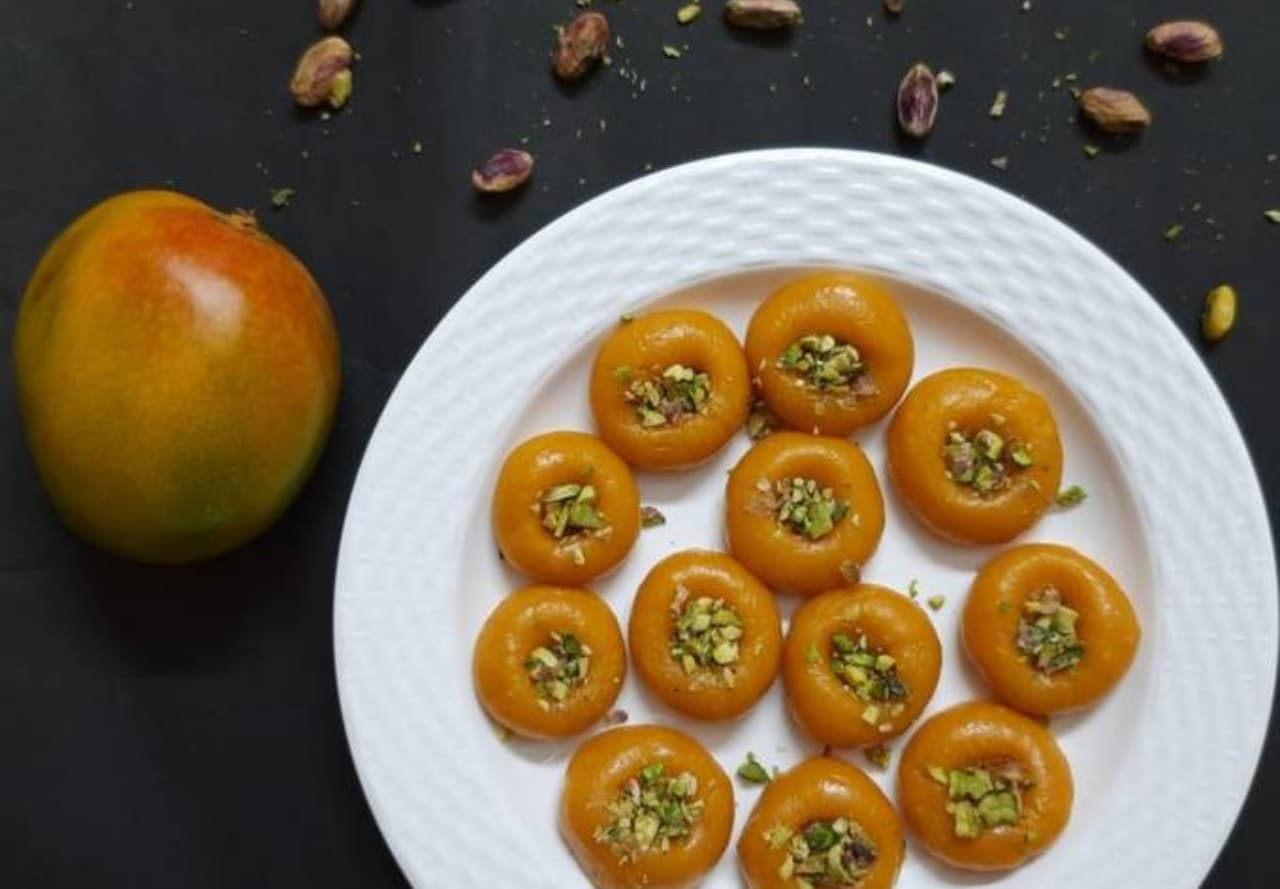 Aam Ka Peda: गर्मियों में आम का स्वाद चखने का नया अंदाज, ट्राई करें मैंगो पेड़ा रेसिपी