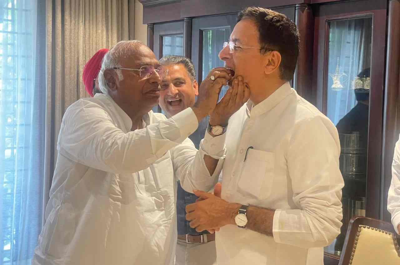 नंदिनी के बिना ये जीत अधूरी है... कांग्रेस ने मिठाई के साथ जश्न मनाते हुए भाजपा पर साधा निशाना
