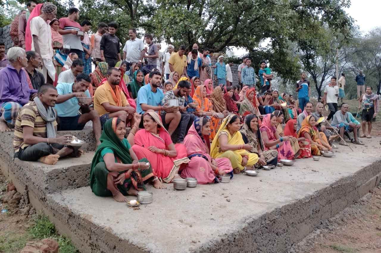 कवर्धा: जिले के विभिन्न ग्राम पंचायतों में मनरेगा के कार्य स्थल पर ग्रामीणों ने बोरे-बासी खाकर बताए इसके फायदे