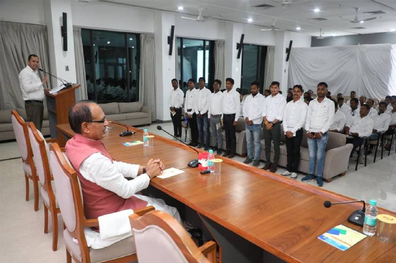 पेसा नियम पर CM शिवराज सख्त, कहा-सरकार और जनता के बीच सेतू का काम होना चाहिए